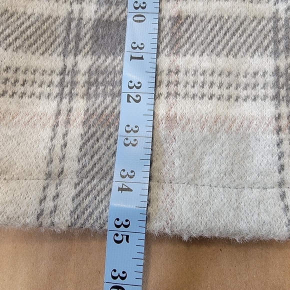 Maurices Size Unknown Gray White Plaid Winter Coat. Zipper Pockets. Button Front - Picture 9 of 11